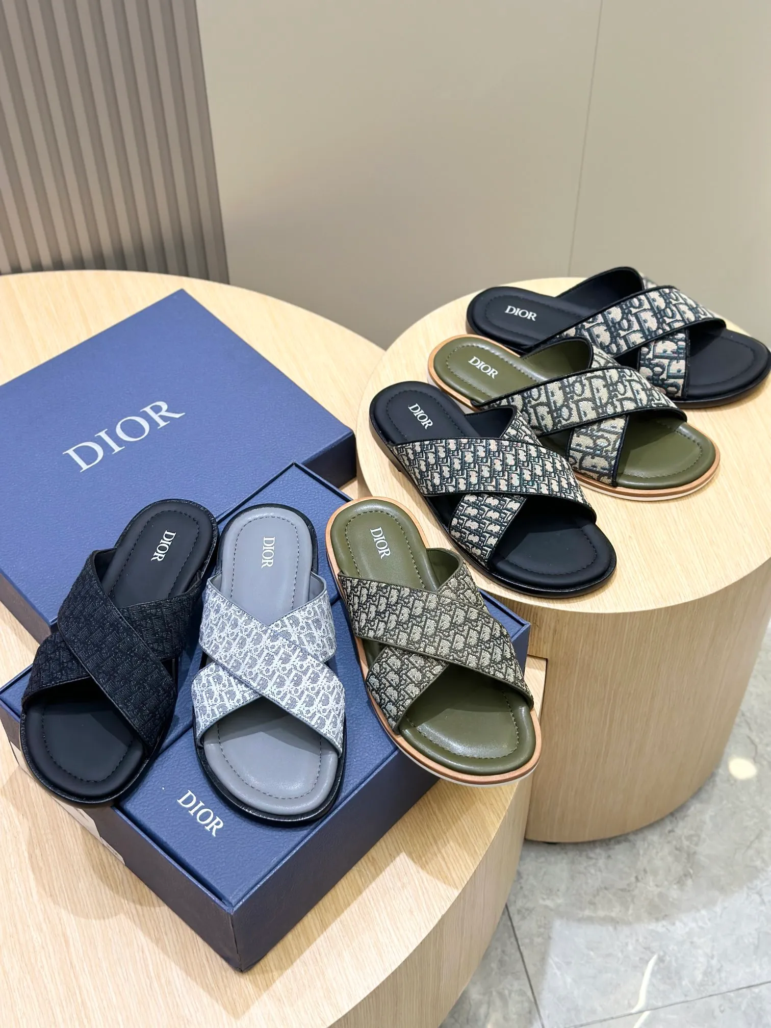 P320 [DIOR] Size 39-44 (38.45 custom-made) 2024ss Dior’s latest men’s slippers are a must-have. Dior Alias ​​Men's Genuine Leather Slippers This summer new Alias ​​sandal embodies a casual and elegant style. Carefully crafted from grained cow leather and Oblique printed fabric, with cowhide lining! Cross-strap design with metal-clad brass CD Diamond logo. The imported cowhide leather and rubber sole adds sophistication and comfort, while Oblique print-effect anti-slip panels add style.